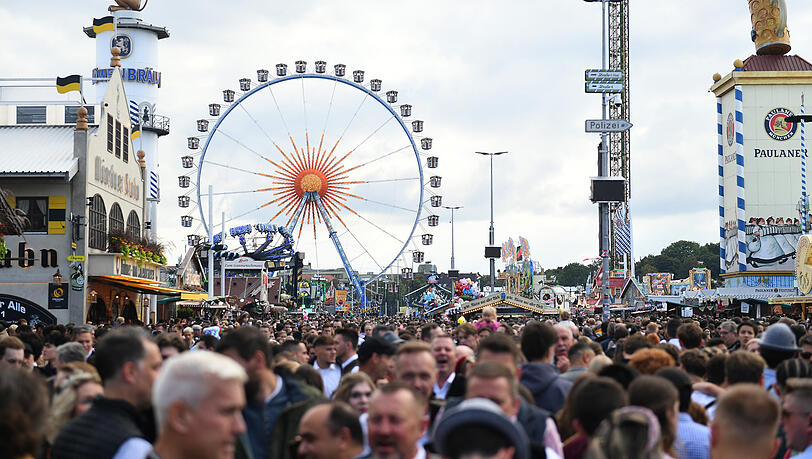 Viele Besucher vom Wiesn-Samstag berichten, ihnen sei sehr unwohl gewesen ob der Fülle auch schon am MIttag. Viele Besucher vom Wiesn-Samstag berichten, ihnen sei sehr unwohl gewesen ob der Fülle auch schon am MIttag.