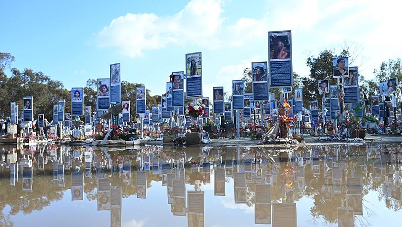 Gedenktafeln stehen auf dem Gel&auml;nde der Nova Festival Memorial Gedenkst&auml;tte. (Archivbild)