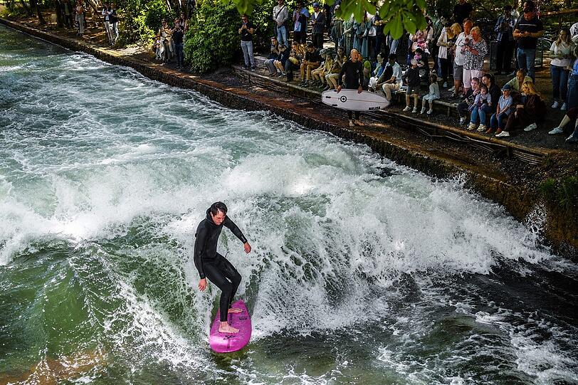 Seit Freitag ist das Surfen an der Eisbachwelle wieder offiziell erlaubt. Das lockt viele Zuschauer an den Surferspot.