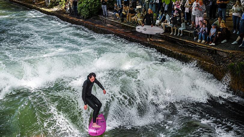 Seit Freitag ist das Surfen an der Eisbachwelle wieder offiziell erlaubt. Das lockt viele Zuschauer an den Surferspot.