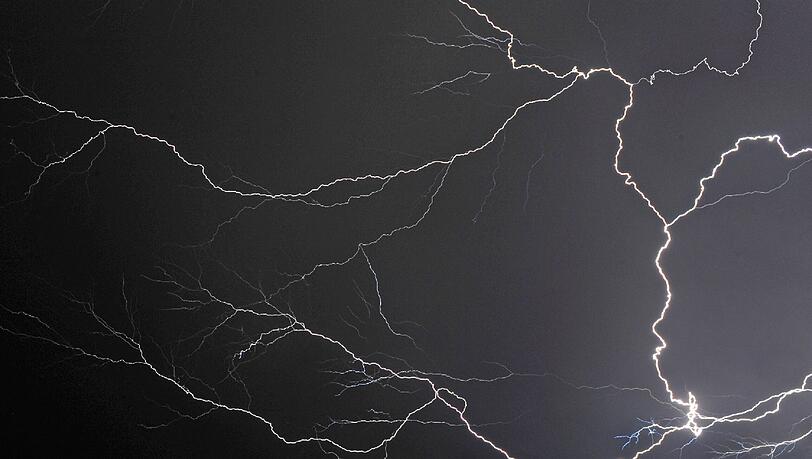 Naturschauspiel: Ein Blitz am Sonntagabend Naturschauspiel: Ein Blitz am Sonntagabend