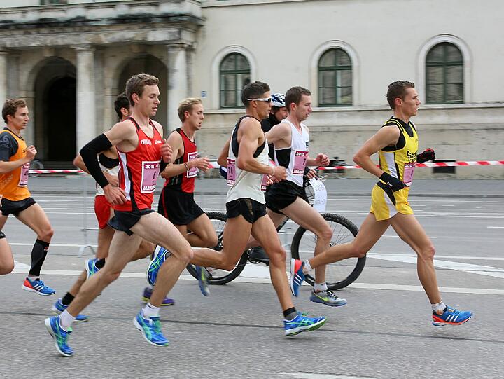 Bunte Kostüme, Kinder feuern ihre Eltern an, viel Schweiß und gute Laune: Die Bilder vom München Marathon 2012