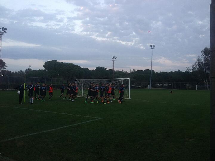 Die Löwen beim zweiten Training am Mittwoch. Außerdem das Mannschaftshotel des TSV 1860 in Belek