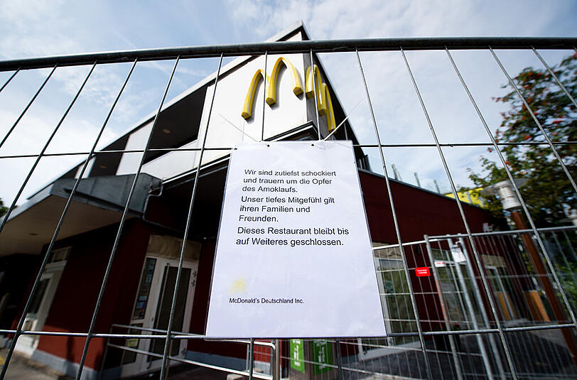 Ein Schild weist vor der McDonalds-Filiale am Olympia Einkaufszentrum darauf hin, dass die Filiale bis auf Weiteres geschlossen bleibt.