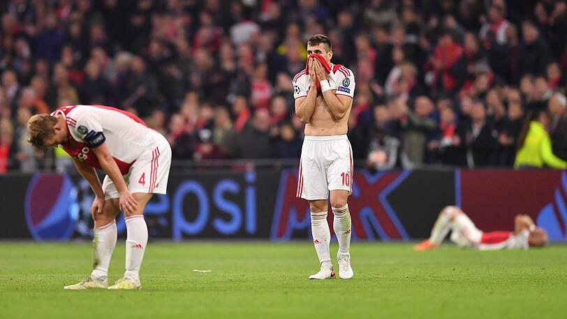 Matthijs de Ligt (li.) und Dusan Tadic (re.) von Ajax stehen nach der Niederlage auf dem Platz.