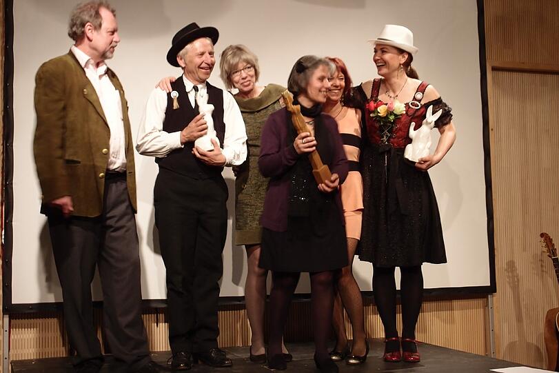 Künstlerin und Projektleiterin Katharina Schweißguth stellt ihr Poesie-Projekt und Poeten vor, SWW Thomas Schwarz,Isarschiffer,Katharina Schweißguth,Beate Himmelstoß und BI Mehr Platz zum Leben freuen sich über die erfolgreiche Veranstaltung!