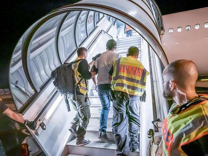 Abschiebung: Polizeibeamte begleiten einen Afghanen auf dem Flughafen Leipzig-Halle in ein Charterflugzeug.
