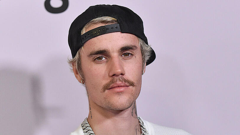 Justin Bieber hat sich abermals am Hals tätowieren lassen.