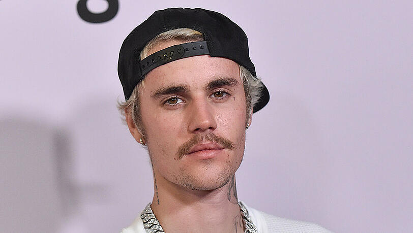 Justin Bieber hat sich abermals am Hals tätowieren lassen. Justin Bieber hat sich abermals am Hals tätowieren lassen.