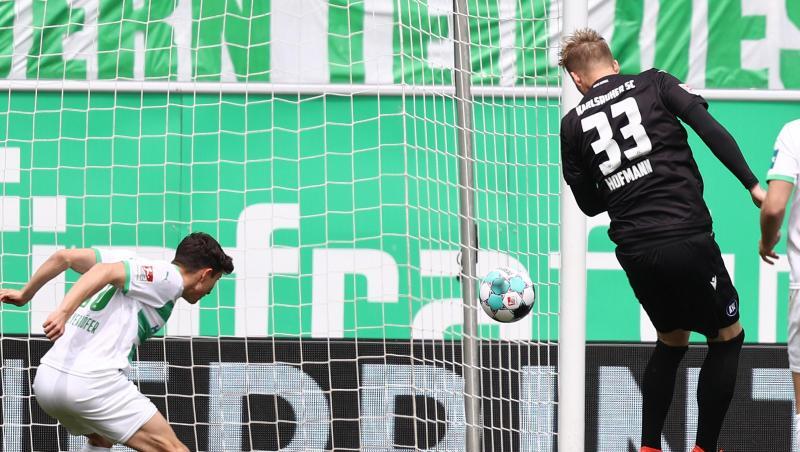 Philipp Hofmann (r) vom Karlsruher SC erzielt mit Kopf den Treffer zum 0:1.