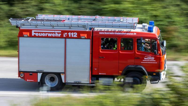 Die Feuerwehr konnte die brennenden Gartenmöbel löschen. (Symbolbild)