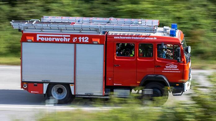 Die Feuerwehr konnte die brennenden Gartenmöbel löschen. (Symbolbild)