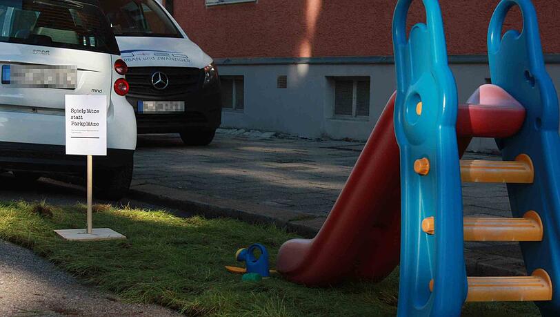 Aktivisten haben am Donnerstag Parkplätze besetzt.