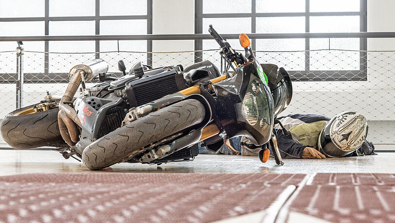 Dieses kaputte Motorrad gehörte einem tödlich verunglückten Raser. Nun nutzt die Polizei es zu Präventionszwecken. Dieses kaputte Motorrad gehörte einem tödlich verunglückten Raser. Nun nutzt die Polizei es zu Präventionszwecken.