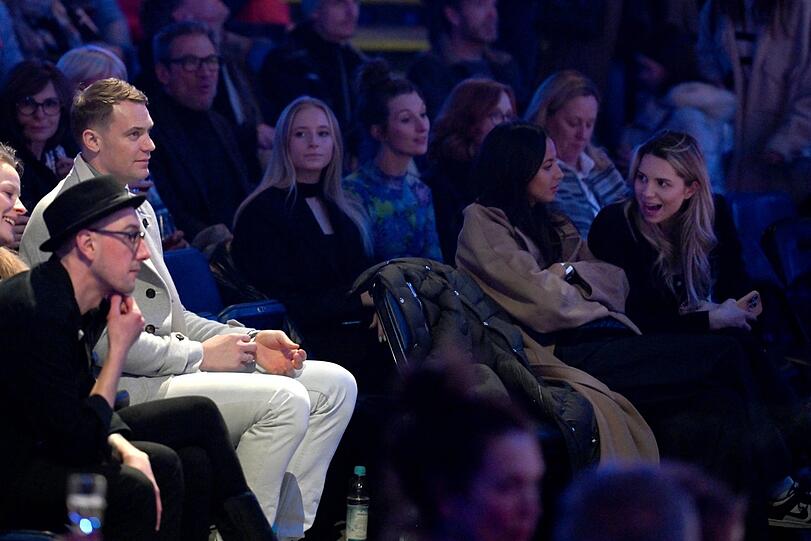 Im Publikum auf Abstand zu Anika: Manuel Neuer sitzt entfernt von seiner Frau Anika (ganz rechts).