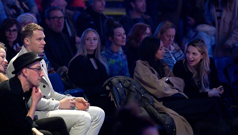 Im Publikum auf Abstand zu Anika: Manuel Neuer sitzt entfernt von seiner Frau Anika (ganz rechts).