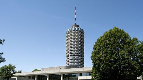 Das 115 Meter hohe Hochhaus prägt seit den frühen 1970er Jahren die Augsburger Stadtkulisse.