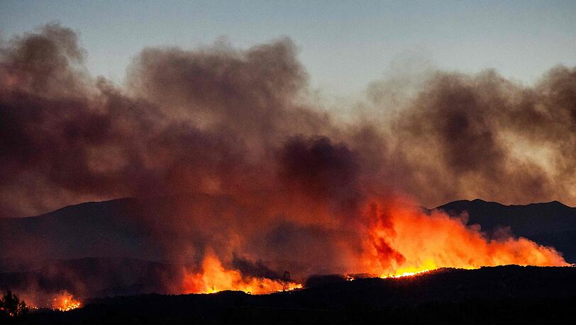 Wind, Hitze und Trockenheit fachen einen großen Brand in Südfrankreich an. Wind, Hitze und Trockenheit fachen einen großen Brand in Südfrankreich an.