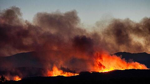 Wind, Hitze und Trockenheit fachen einen gro&szlig;en Brand in S&uuml;dfrankreich an.