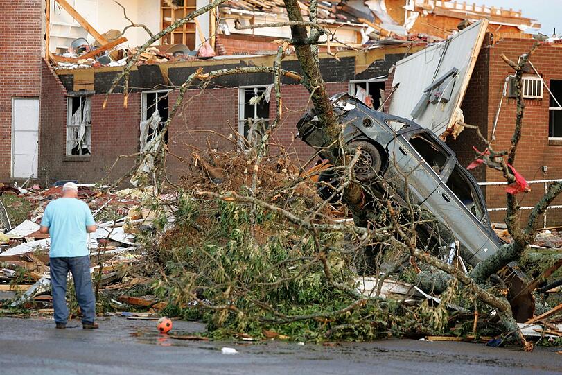 Schwere Wirbelstürme haben in den USA Häuser verwüstet und Bäume entwurzelt. Tausende Menschen verloren ihre Wohnungen, viele Menschen werden noch vermisst.
