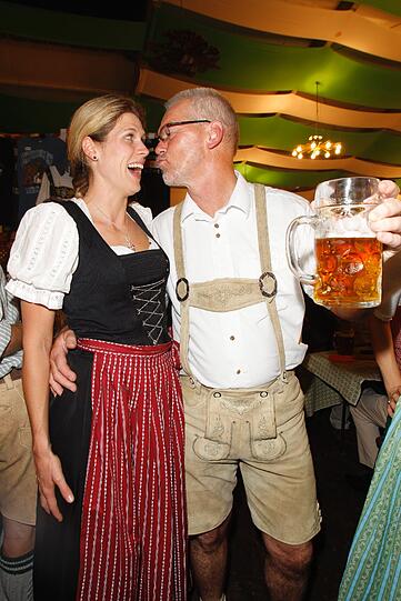 Ein Nasenbusserl? Geraldine Engelmann feiert mit Joachim Ebener