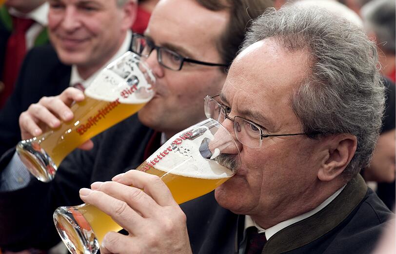 Bier und Politik - eine wundervolle Symbiose, zumindest am Aschermittwoch: Sehen Sie hier die Bilder des deftigen Polit-Klamauks mit OB Ude, Horst Seehofer, Claudia Roth und Co....