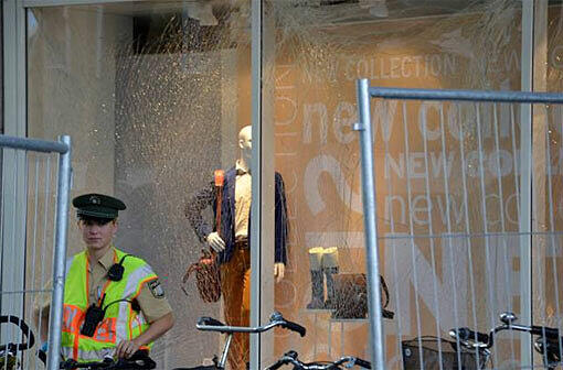 Schwabing am Tag nach der Bombensprengung: Die Spuren der Detonation sind deutlich zu erkennen. Im Laufe des Vormittags werden die Schäden an den Gebäuden der Umgebung erfasst.