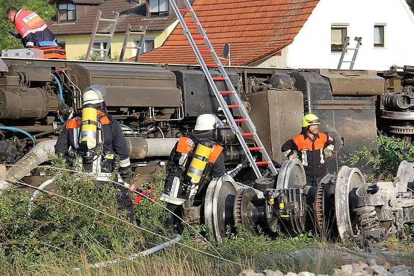 Rettungskräfte arbeiten am 17.07.2013 an einer Unfallstelle in Kellmünz (Bayern)