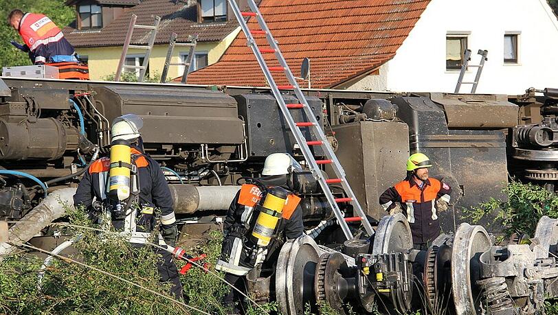 Rettungskräfte arbeiten am 17.07.2013 an einer Unfallstelle in Kellmünz (Bayern) Rettungskräfte arbeiten am 17.07.2013 an einer Unfallstelle in Kellmünz (Bayern)