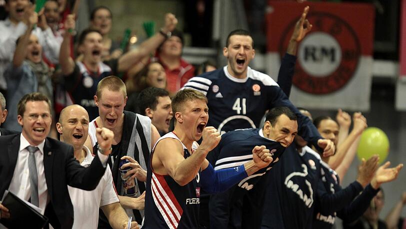 Ein Ausbruch der Freude auf der Bank des FC Bayern: Sie hatten soeben Real Madrid in der Euroleague bezwungen. Ein Ausbruch der Freude auf der Bank des FC Bayern: Sie hatten soeben Real Madrid in der Euroleague bezwungen.