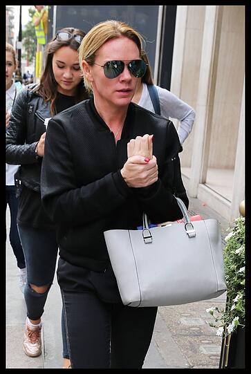 Victoria Beckham eröffnet ihre eigene Mode-Boutique in London. Mit dabei: ihre Eltern, Schwester und natürlich David Beckham.