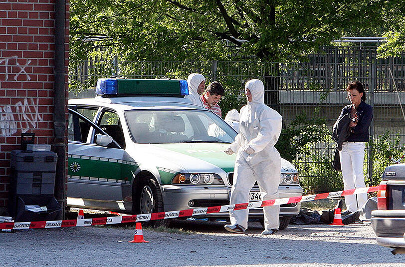 25. April 2007: Beamte der Spurensicherung arbeiten auf der Heilbronner Theresienwiese an dem Tatort, an dem zuvor die Polizeibeamtin Michele Kiesewetter getötet worden ist.