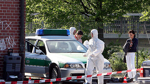 25. April 2007: Beamte der Spurensicherung arbeiten auf der Heilbronner Theresienwiese an dem Tatort, an dem zuvor die Polizeibeamtin Michele Kiesewetter getötet worden ist.