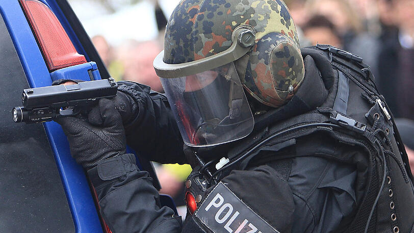 Ein Beamter eines Spezialeinsatzkommandos im Einsatz (Symbolfoto).