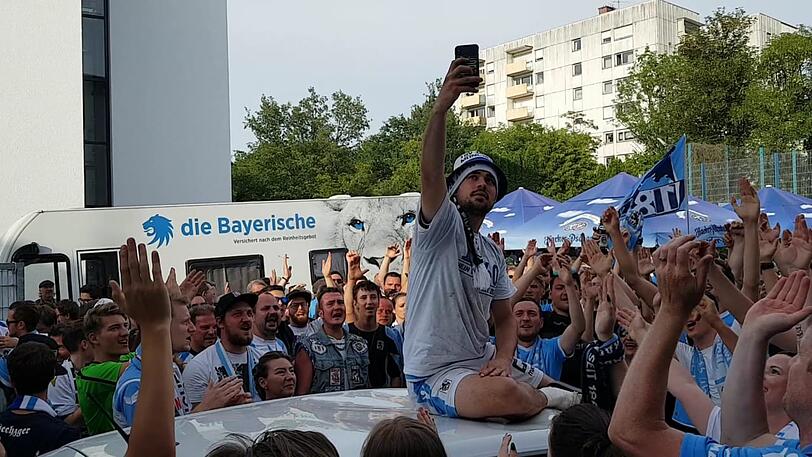 Für ein Selfie ist immer Zeit: Aaron Berzel vom TSV 1860 genießt den Jubel der Fans.
