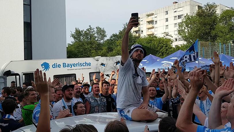 Für ein Selfie ist immer Zeit: Aaron Berzel vom TSV 1860 genießt den Jubel der Fans. Für ein Selfie ist immer Zeit: Aaron Berzel vom TSV 1860 genießt den Jubel der Fans.