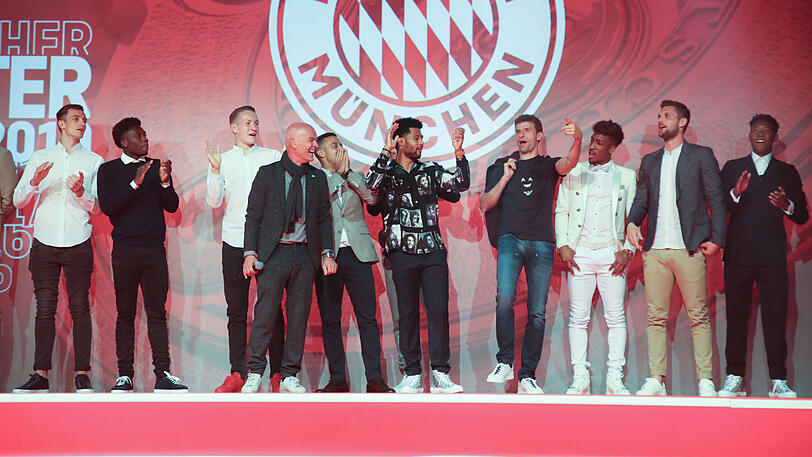 Extravagante Outfits: Serge Gnabry (m.) und Kingsley Coman (3.v.r.).