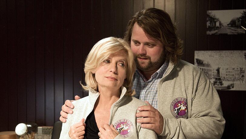 Kurze Liebe: Inga Lürsen (Sabine Postel) und Leo Uljanoff (Antoine Monot Jr.). Kurze Liebe: Inga Lürsen (Sabine Postel) und Leo Uljanoff (Antoine Monot Jr.).