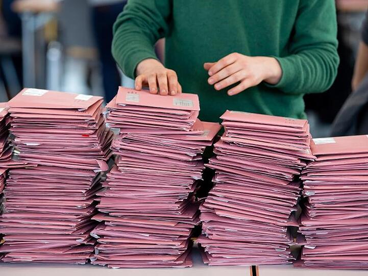 Wahlhelfer bei der Auszählung der Briefwahl. Foto: Sven Hoppe/dpa