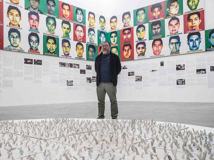 Mit einer Million Lego-Steinen hat der im Berliner Exil lebende Künstler die Gesichter der 43 jungen Männer nachgebildet, die seit einem Polizeieinsatz vor fast fünf Jahren als vermisst gelten.