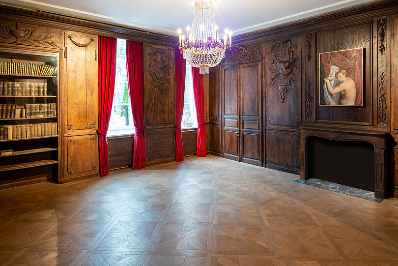 Gediegen: die Bibliothek mit ihrer Eichenvertäfelung aus einem Loire-Schloss.