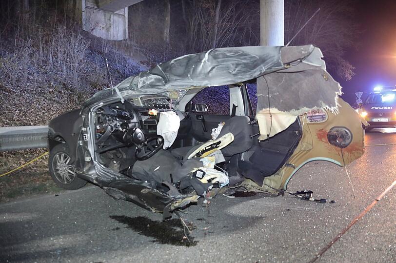 Bilder vom Unfallort in Altötting: Bei dem Crash wurde der Polo in zwei Teile gerissen, der Kleintransporter wurde schwer beschädigt.