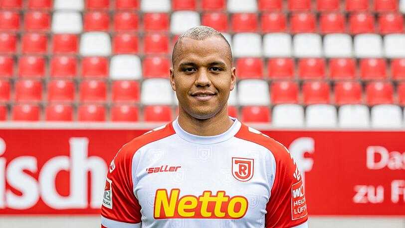 Jann George beim Fototermin des SSV Jahn Regensburg für die Saison 2021/22.