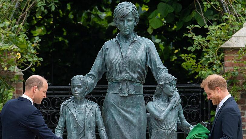 Prinz William und Prinz Harry mit der Statue von Prinzessin Diana.