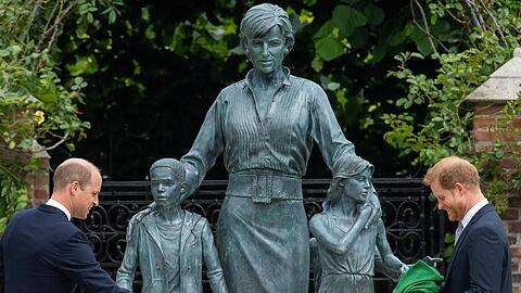 Prinz William und Prinz Harry mit der Statue von Prinzessin Diana.