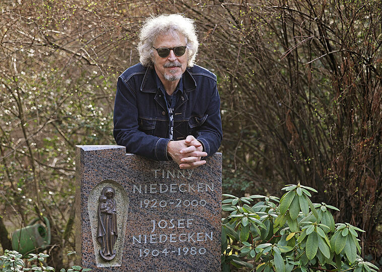 Wolfgang Niedecken, Musiker und Sänger der Gruppe Bap, steht auf dem Südfriedhof am Grab seines Vaters. Die Beziehung zu seinem Vater ist Gegenstand des Liedes "Verdammp lang her".