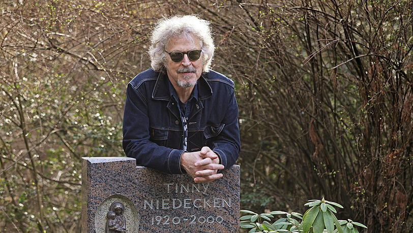 Wolfgang Niedecken, Musiker und Sänger der Gruppe Bap, steht auf dem Südfriedhof am Grab seines Vaters. Die Beziehung zu seinem Vater ist Gegenstand des Liedes "Verdammp lang her". Wolfgang Niedecken, Musiker und Sänger der Gruppe Bap, steht auf dem Südfriedhof am Grab seines Vaters. Die Beziehung zu seinem Vater ist Gegenstand des Liedes "Verdammp lang her".