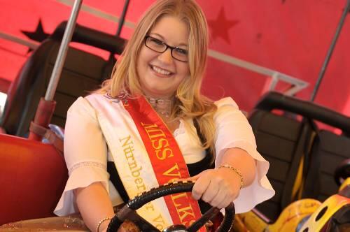 Auch Kathrin Kohlmann, die aktuelle &bdquo;Miss Volksfest&ldquo;, kann es kaum erwarten, wieder richtig Gas zu geben.