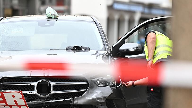 Nach der Autofahrt in der Fußgängerzone von Hofgeismar mit mehreren Verletzten gehen die Ermittlungen weiter. Nach der Autofahrt in der Fußgängerzone von Hofgeismar mit mehreren Verletzten gehen die Ermittlungen weiter.