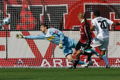 Der Goldene Schuss: Peer Kluge (Mitte) kommt einen Bruchteil vor Gladbachs Dante an den Ball und lässt Borussia-Keeper Christopher Heimeroth keine Chance.